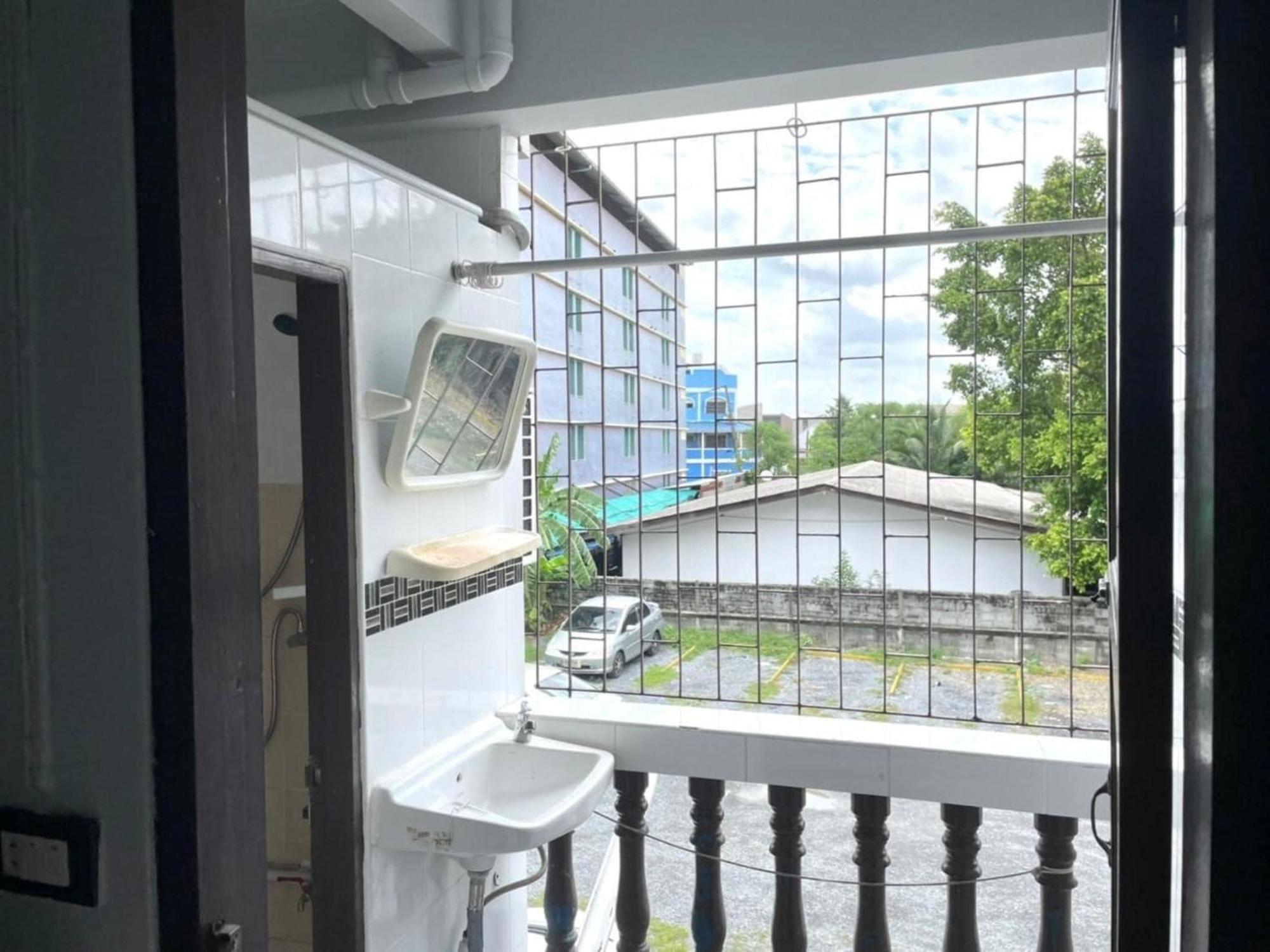 Ze Residence Ram Intra Бангкок Экстерьер фото